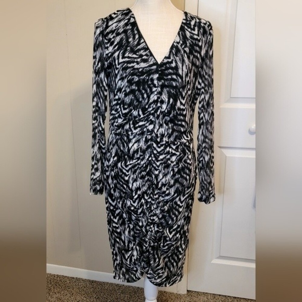 Nine west Black & Gray Patterned V-neck Dress Size 10 EUC